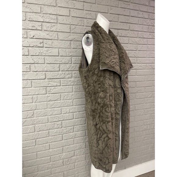 Altar’d State Women Faux Fur Longline Rose Pattern Vest Size L - Picture 6 of 10